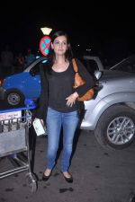 Dia Mirza leave for IIFA to Singapore in International airport on 6th June 2012 (24).JPG